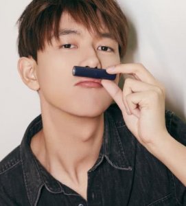 ​小伊伊被问“喜欢李现吗”？霸气说出2个字，网友：你也配？