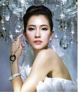 ​42岁沃拉娜特.旺萨莞依然貌美，风韵犹存魔鬼身材