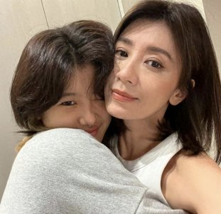 ​贾静雯女儿梧桐妹火辣打扮引争议，18岁叛逆期味道浓郁！