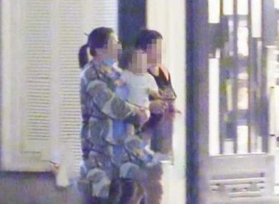 ​赵丽颖带儿子现身图片张什么样子