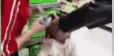 ​女童在超市被爷爷掌掴，流鼻血大哭！警方介入，结果这样处理……