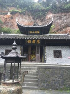 ​湖北神奇的鱼木寨，古宅连着古墓，墓碑几层楼高，太震撼了