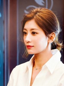 ​49岁贾静雯生图爆出，个子矮小皱纹多含胸驼背，网友直言太丑了！