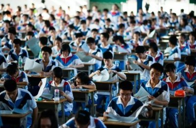 ​韦神高中上课照流出，上课过程中再闭目养神，桌上空荡只有一瓶水