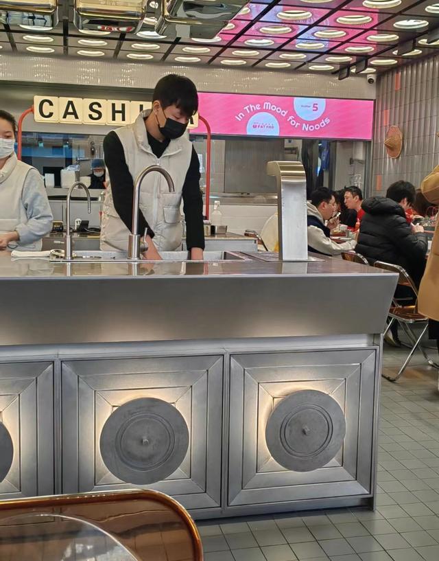 王思聪新女伴身份曝光(王思聪携00后新女友露面)(2)