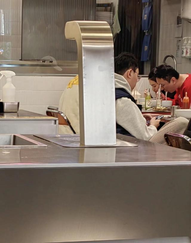 王思聪新女伴身份曝光(王思聪携00后新女友露面)(8)