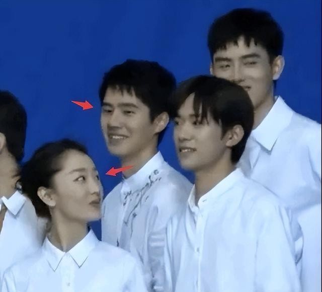 易烊千玺女朋友是谁（易烊千玺周冬雨再登热搜）