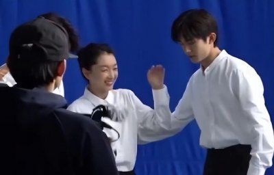 ​易烊千玺女朋友是谁（易烊千玺周冬雨再登热搜）