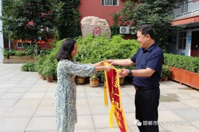 ​中考耕耘出硕果锦旗谢师恩 中考学生家长向汉光中学南校区赠送锦旗