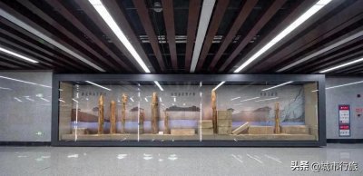 ​西安地铁里古桥遗址又出圈了，站台内展示众多文物，网友纷纷称赞