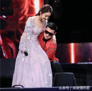 ​张继科抱起赵丽颖同台唱情歌，网友评论令人感动