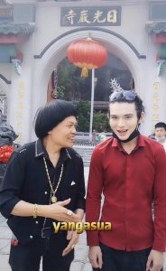 ​最丑港星八两金全身戴金显豪气，儿子帅气像鲜肉，两人颜值差好多