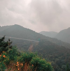 ​水帘峡位于山东省济南市的柳埠镇，占地面积6000余亩