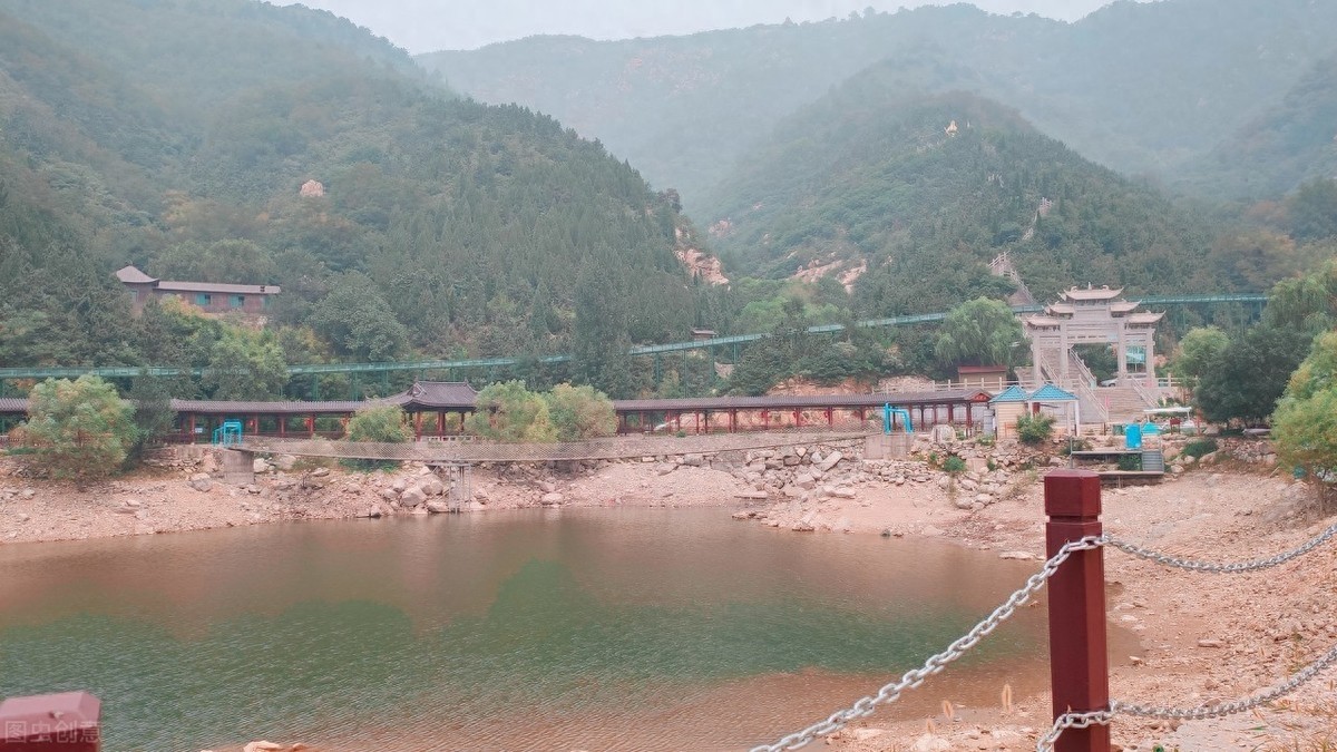 水帘峡位于山东省济南市的柳埠镇,占地面积6000余亩