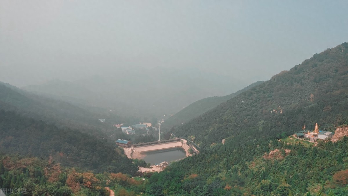 水帘峡位于山东省济南市的柳埠镇,占地面积6000余亩