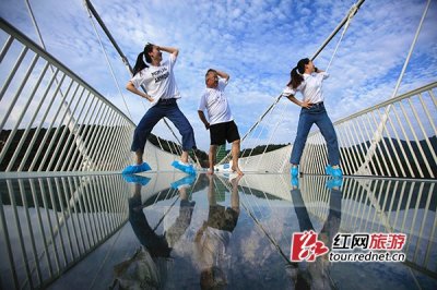 ​张家界版《咋了爸爸》出炉 “稻草鸟叔”再次成网红