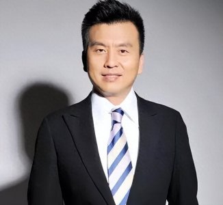 ​央视主持人张泽群：4次高考终成功，55岁老来得子，如今苦尽甘来