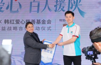 ​49岁韩红瘦出尖下巴，穿西服配平底皮鞋气场强大，却暴露身高短板