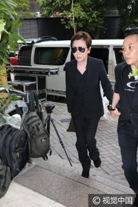 ​《开心鬼》女主角罗明珠猝逝家人设灵 袁洁莹灵堂祭亡友神情哀伤