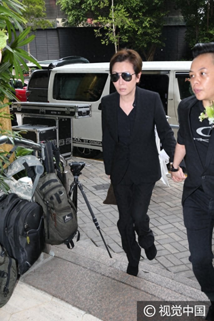 《开心鬼》女主角罗明珠猝逝家人设灵 袁洁莹灵堂祭亡友神情哀伤