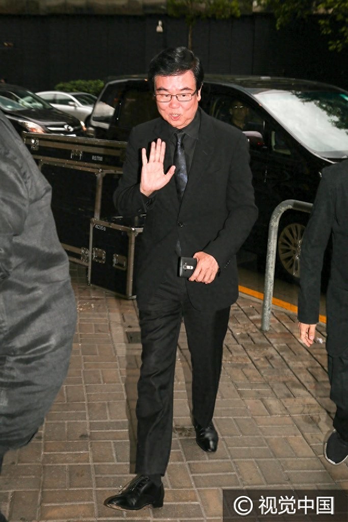 《开心鬼》女主角罗明珠猝逝家人设灵 袁洁莹灵堂祭亡友神情哀伤