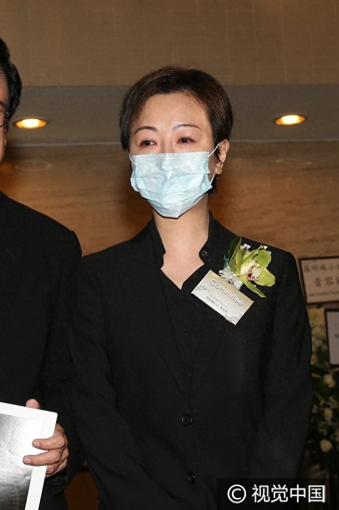 《开心鬼》女主角罗明珠猝逝家人设灵 袁洁莹灵堂祭亡友神情哀伤