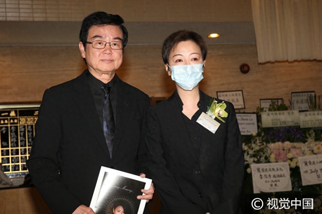 《开心鬼》女主角罗明珠猝逝家人设灵 袁洁莹灵堂祭亡友神情哀伤