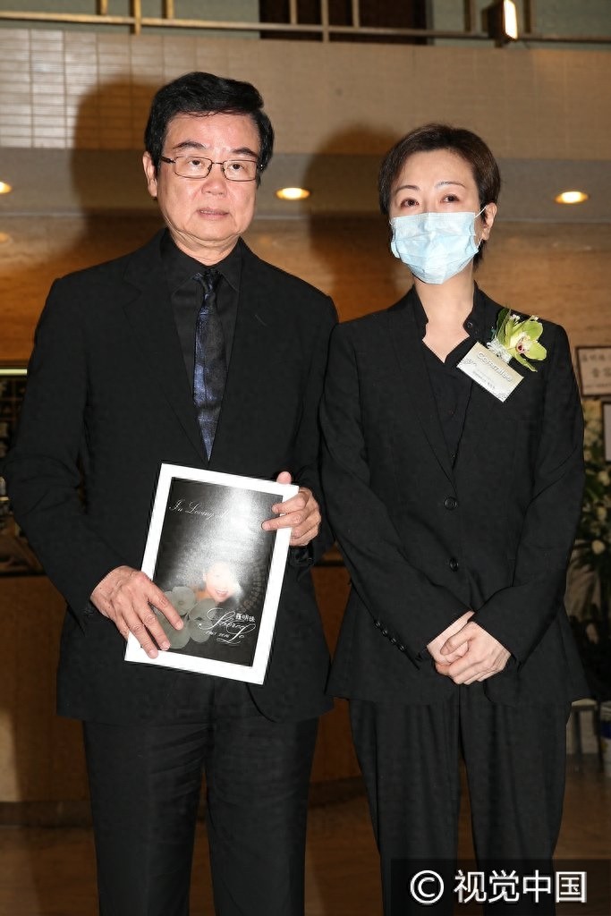 《开心鬼》女主角罗明珠猝逝家人设灵 袁洁莹灵堂祭亡友神情哀伤