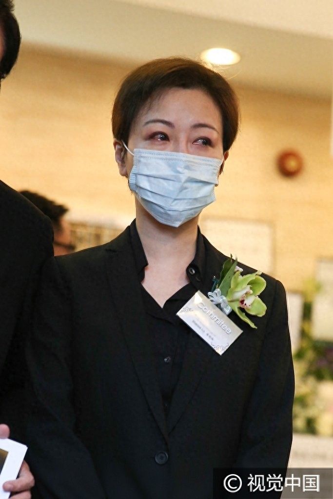 《开心鬼》女主角罗明珠猝逝家人设灵 袁洁莹灵堂祭亡友神情哀伤