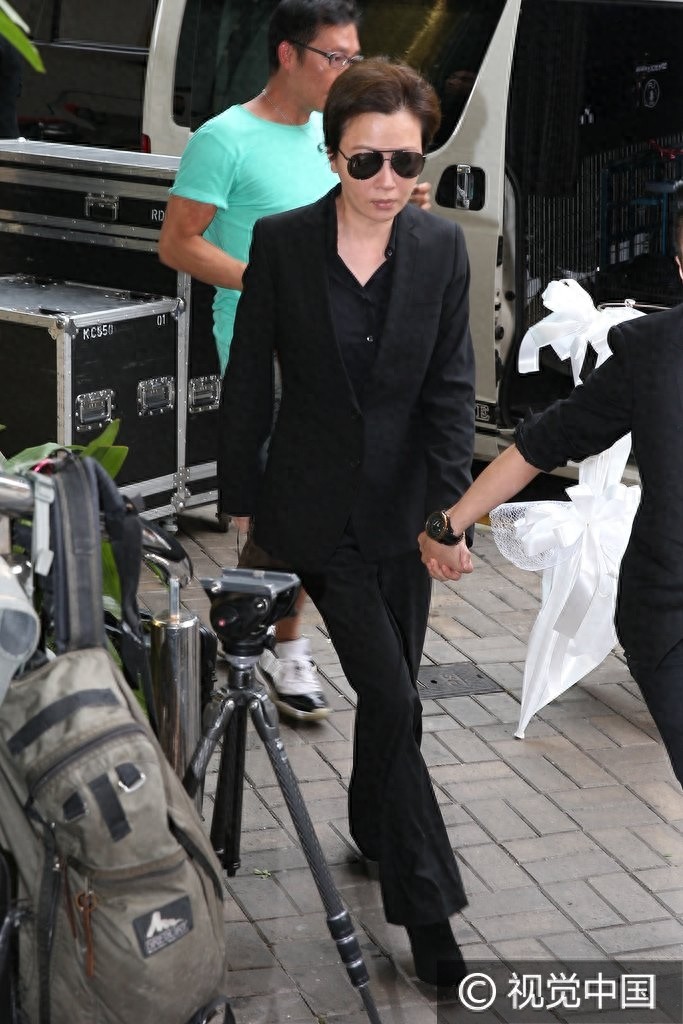 《开心鬼》女主角罗明珠猝逝家人设灵 袁洁莹灵堂祭亡友神情哀伤