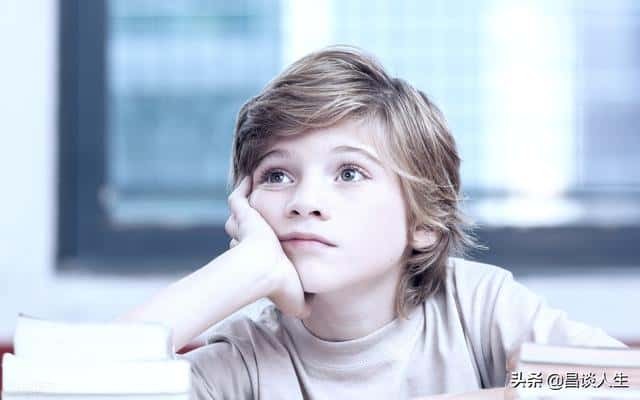 男人直勾勾盯着你看代表什么（男人直勾勾目不转睛盯着你）