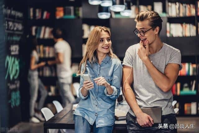 男人直勾勾盯着你看代表什么（男人直勾勾目不转睛盯着你）