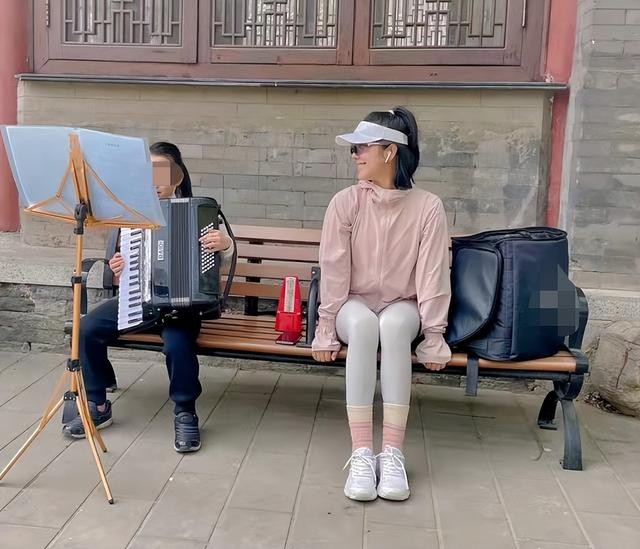 赵奕欢穿露脐装（34岁赵奕欢晒和好友出游）(4)