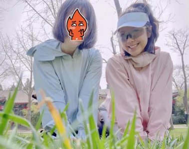 ​赵奕欢穿露脐装（34岁赵奕欢晒和好友出游）