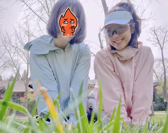 赵奕欢穿露脐装（34岁赵奕欢晒和好友出游）(1)