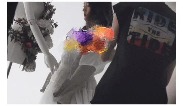 何洁修图风波后大胆拍摄杂志封面,再秀性感纱裙美照无惧发福