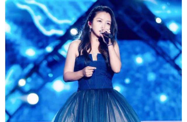 何洁修图风波后大胆拍摄杂志封面,再秀性感纱裙美照无惧发福