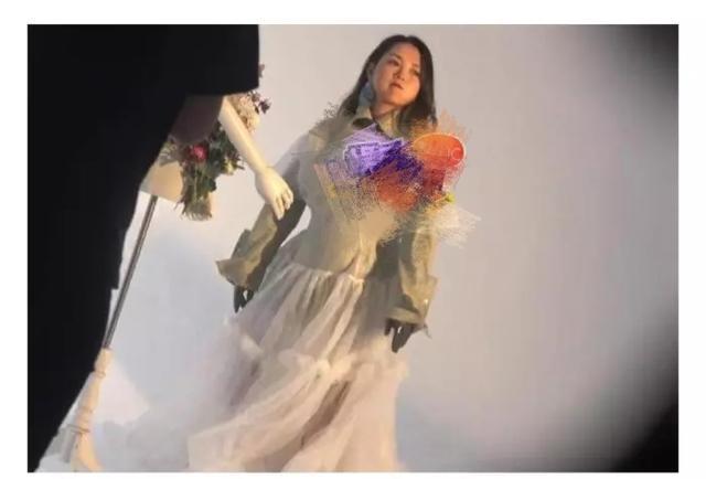 何洁修图风波后大胆拍摄杂志封面,再秀性感纱裙美照无惧发福