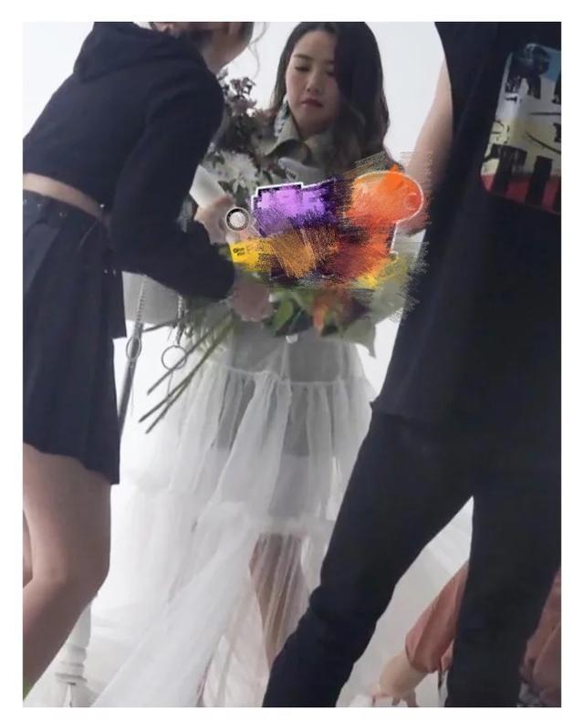 何洁修图风波后大胆拍摄杂志封面,再秀性感纱裙美照无惧发福