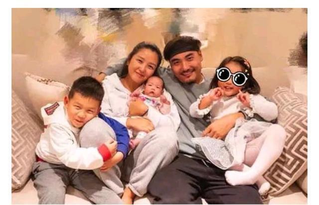 何洁修图风波后大胆拍摄杂志封面,再秀性感纱裙美照无惧发福