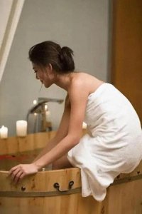 ​羽毛球馆女浴室藏摄像头，通老板茶室！设备积灰，疑为长期偷拍？