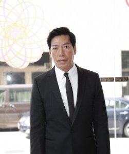 ​57岁张耀扬携张敏内地山区行善亲自发钱，隐退12年一心低调做善事