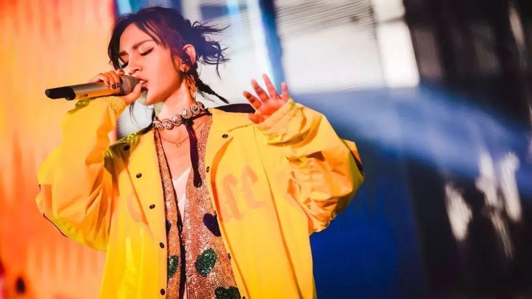 “超女”里人缘最好的歌手周笔畅，十年磨一剑，一朝试锋芒