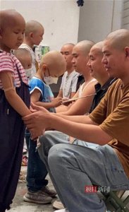 ​爆火！五个剃了光头的男人直播跳舞，背后真相太催泪