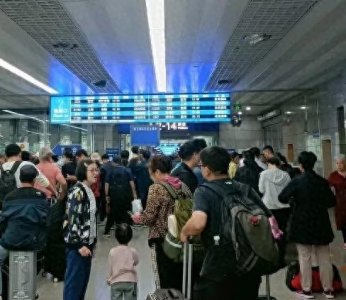 ​今天乘坐从青岛到上海的高铁，该趟火车竟然一路晚点