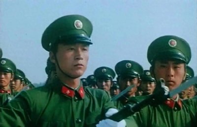 ​84年阅兵：战场上走来的铁血雄师，眼神犀利，震撼经典