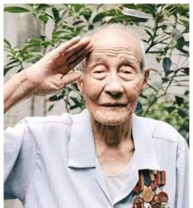 ​孙子参军被拒，老农拿出封藏几十年抗美援朝功勋章：必须让他去！