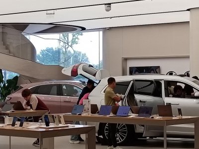 ​汽车展厅“挤得满满当当”，销售：来的都是客，有顾客也有游客