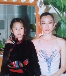 ​23岁小彩旗近况曝光，与男友晒嘟嘴亲密照，舌苔染色行为稍显迷惑