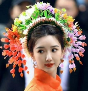 ​35岁毛晓彤现身扫楼，五官精致面色红润，引起网友热议